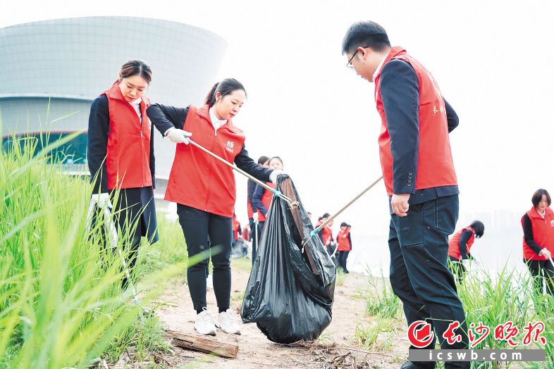 　　长沙水业志愿者正在清理水源地周边垃圾。长沙水业供图（资料图片）