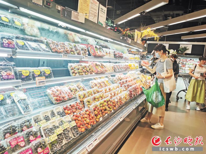 　　夏季水果大量上市，吸引消费者选购。  长沙晚报全媒体记者 刘捷萍 摄