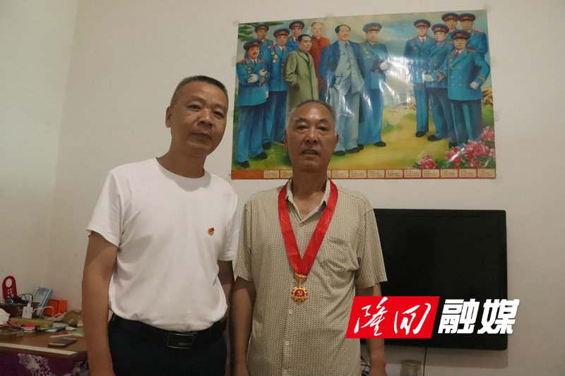 为老党员颁发“光荣在党50周年”纪念章.jpg