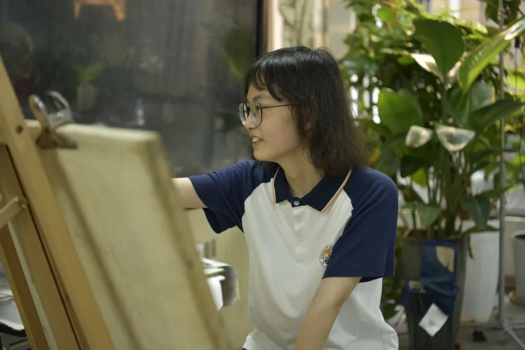 肖子涵在学校画室画画
