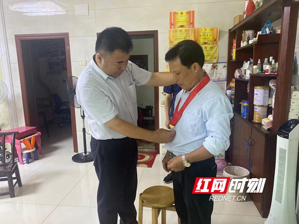 南苑社区班子走访慰问党员，为老党员颁发光荣在党50周年纪念章.jpg