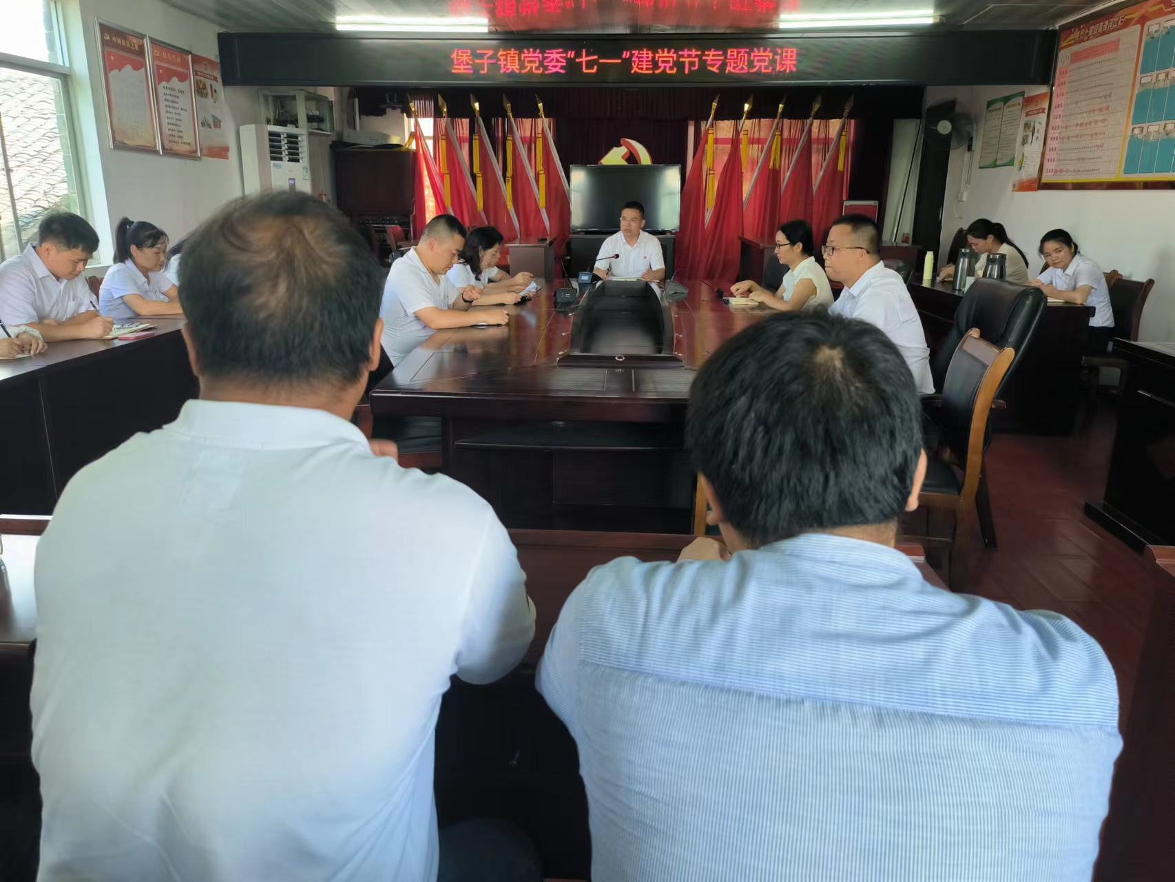 党委书记为机关支部、青年人才支部、新发展党员上党课.jpg