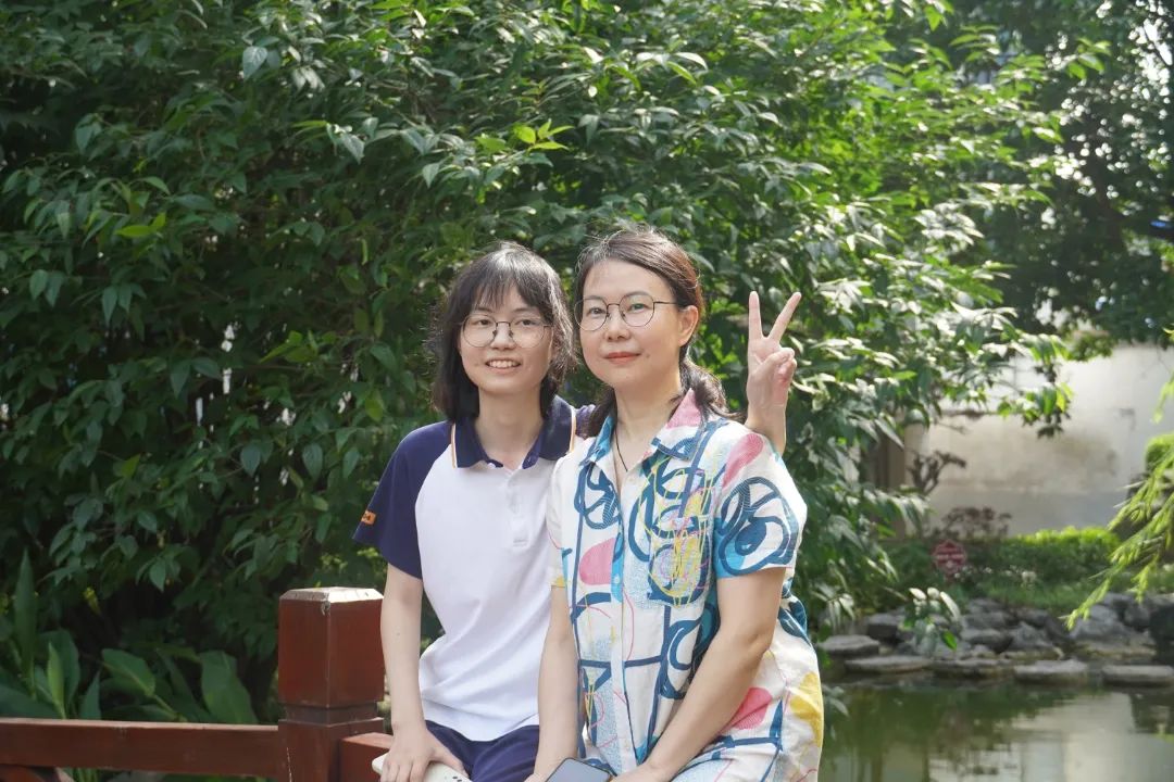 肖子涵与妈妈在一起