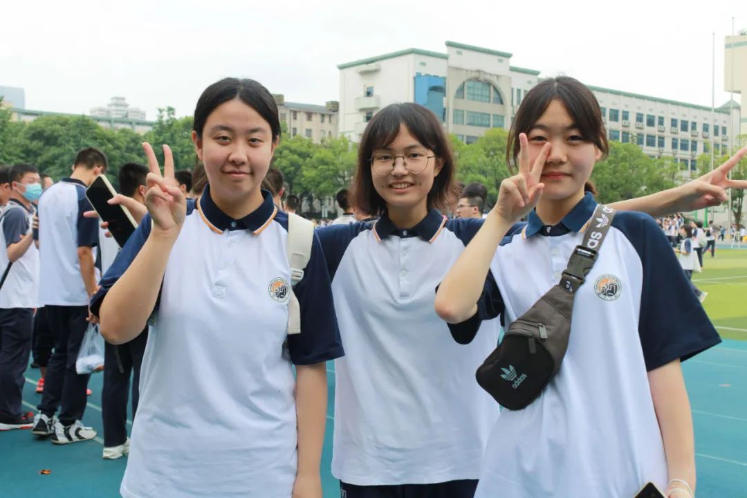 肖子涵(中)和同学毕业留念