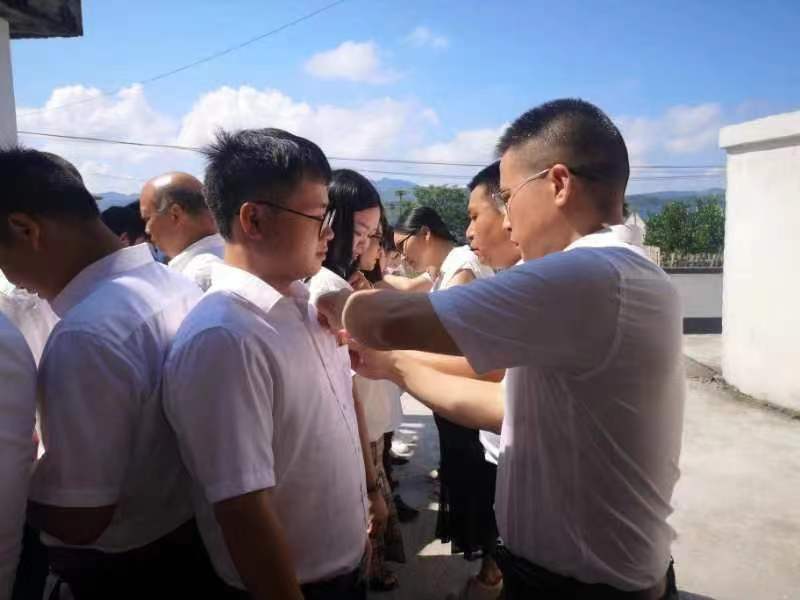 老党员为新党员佩戴党徽.jpg