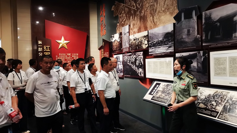 聆听讲解员讲授精彩党史教育课.jpg