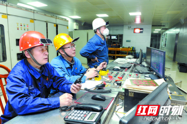 张军（左）在湘钢炼钢厂转炉主控室指挥转炉冶炼操作。（方阳 摄）.png