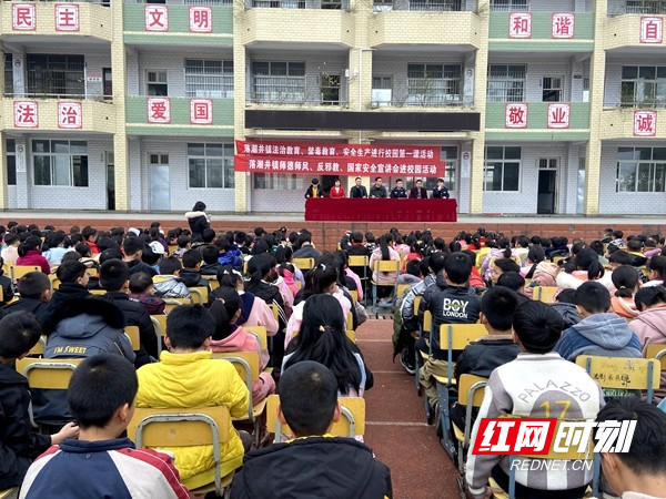 麻耀巍（右一）在给同学们上法治教育课。.jpg