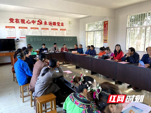 麻耀巍（中）在给村民上法治教育课。.jpg