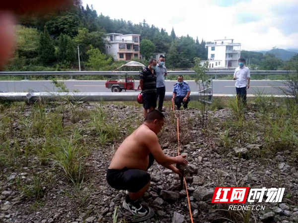 麻耀巍（右一）在调解村民土地边界纠纷。.jpg
