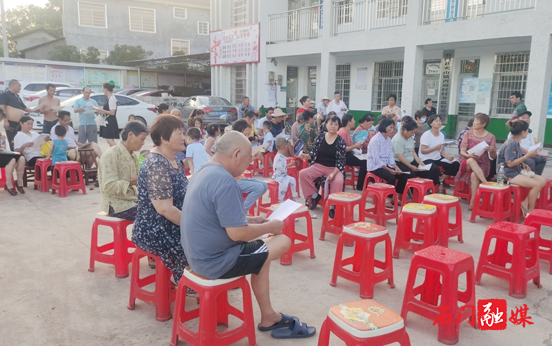 发放《拒绝赈酒》和《民族团结》倡议书.jpg