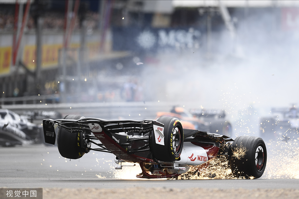 周冠宇翻车瞬间。