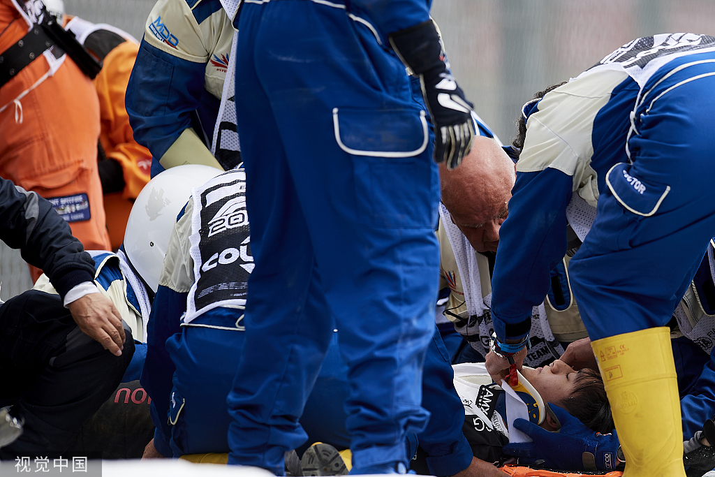 周冠宇被紧急救出赛车。