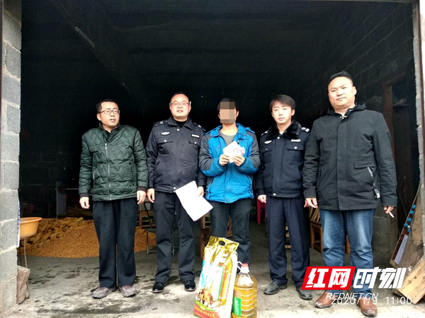 麻耀巍（右二）走访慰问生活困难的社区矫正对象。.jpg