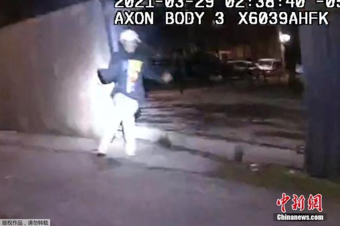 资料图：当地时间4月15日，美国警方公布了伊利诺伊州芝加哥一名13岁的男孩遭警察枪击致死的视频。视频显示，男孩在遭枪击时，举起了双手。据《纽约邮报》1日报道，当地时间3月29日，13岁芝加哥男孩亚当·托莱多被警察开枪打死，事后警方称这是一场“武装对抗”。
