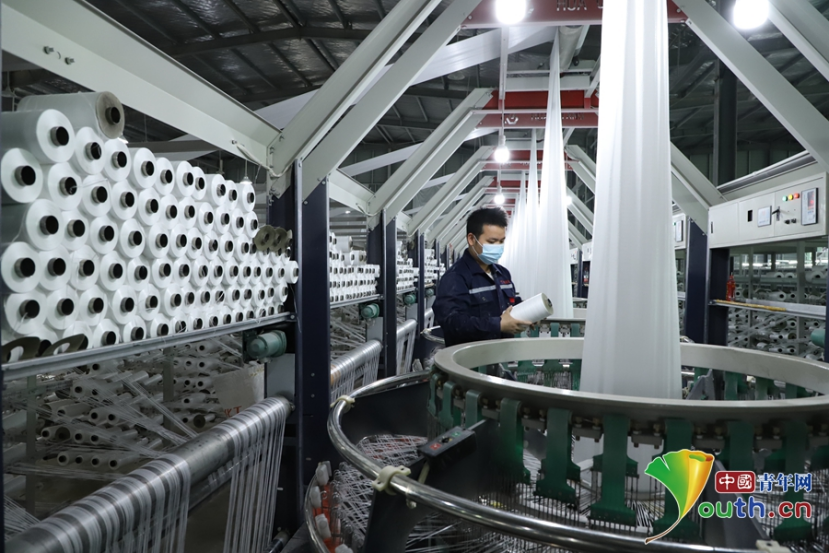 宜黄县工业园区合顺新材料科技有限公司，员工在赶制塑料制品订单。尹文兵 摄