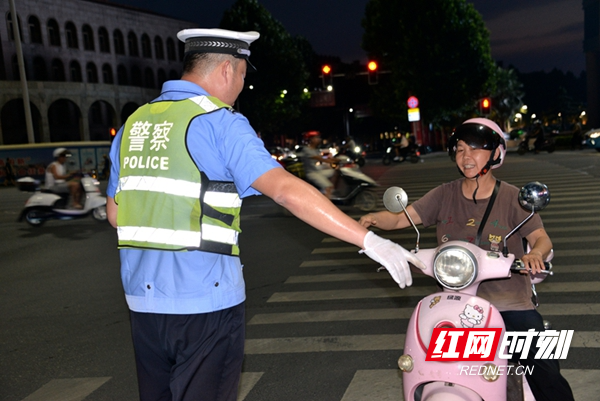 图三：夜晚，执勤交警汗湿的手臂分外亮眼.JPG