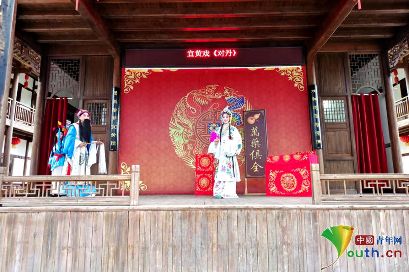 曹山文化街区内正在上演宜黄戏《对丹》。闵旭丽 摄