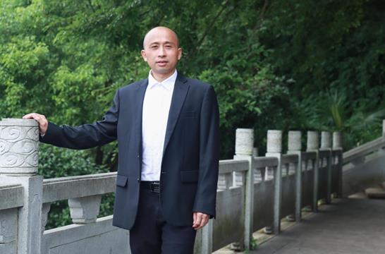 点击图片翻到下一页>> 陈龙江|你的笑声,像一缕春风,飘进了我的梦乡