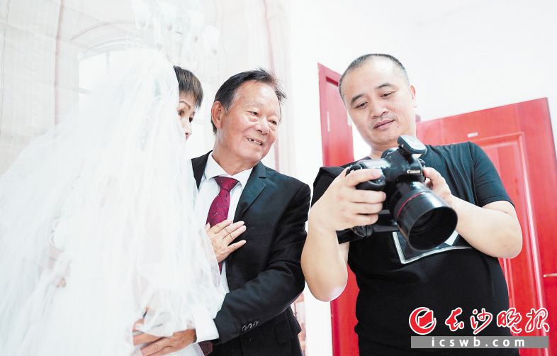 你们相守一生，我们定格此刻！摄影师为湖南万对农村老夫妻免费拍摄婚纱照