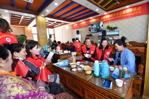 图为志愿者为市民讲解相关知识.jpg