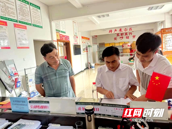 查阅工作台账。.jpg 查阅工作台账。.jpg