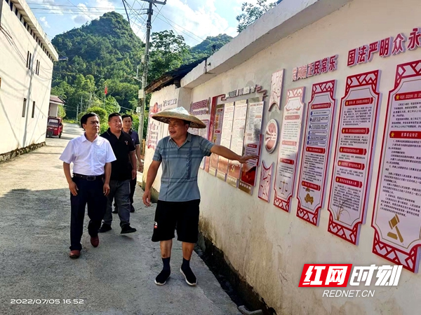 实地察看建塘村法治长廊。.jpg 实地察看建塘村法治长廊。.jpg