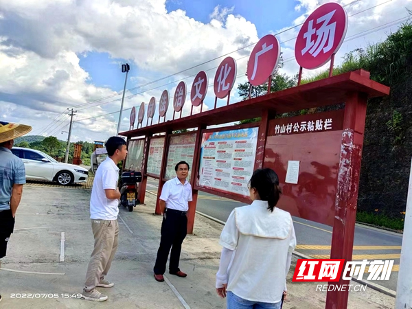实地察看竹山村法治文化广场。.jpg 实地察看竹山村法治文化广场。.jpg