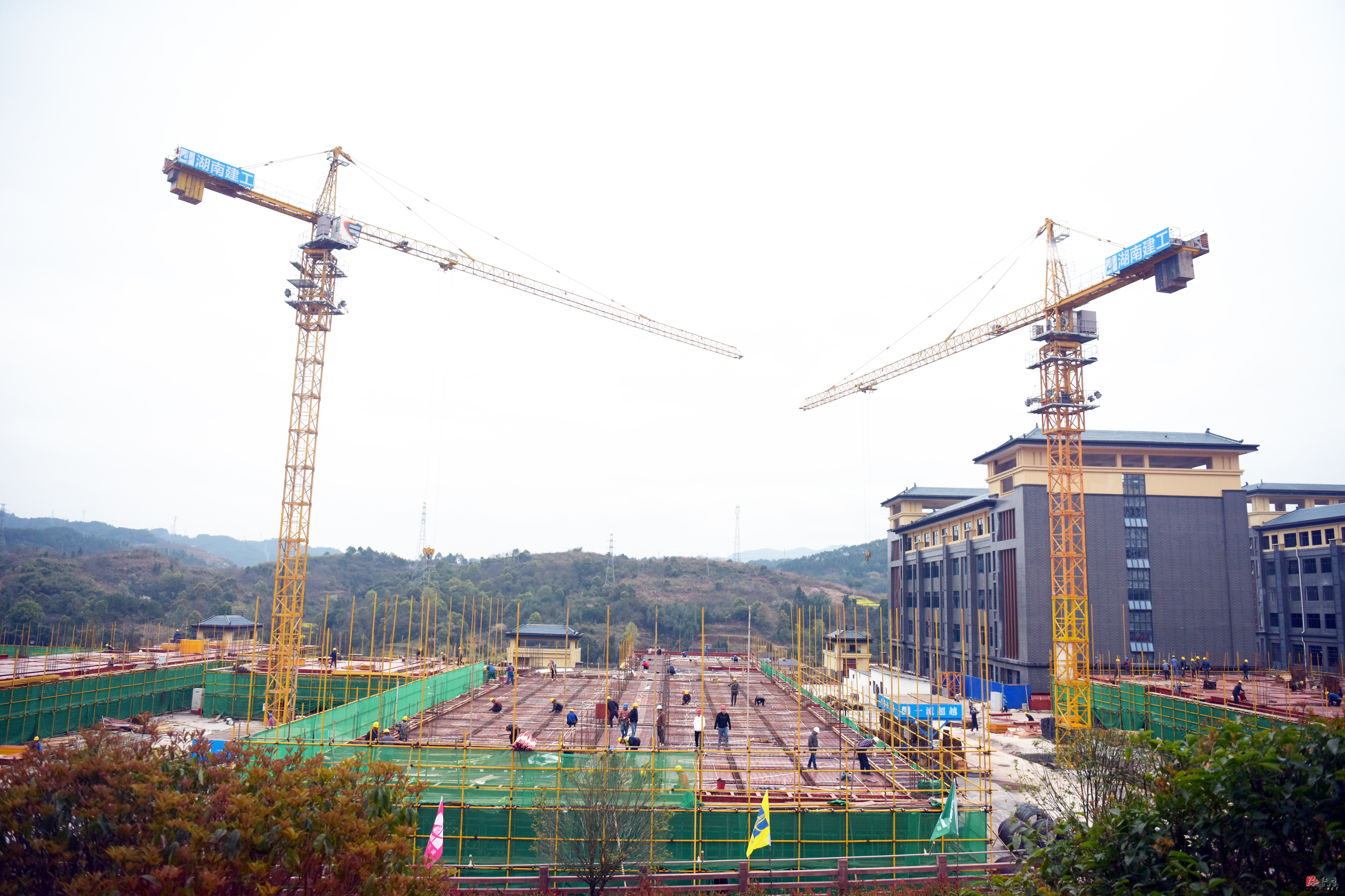 沅陵一中新校区教学楼建设如火如荼。(贺子平 摄影).jpg 沅陵一中新校区教学楼建设如火如荼。(贺子平 摄影).jpg