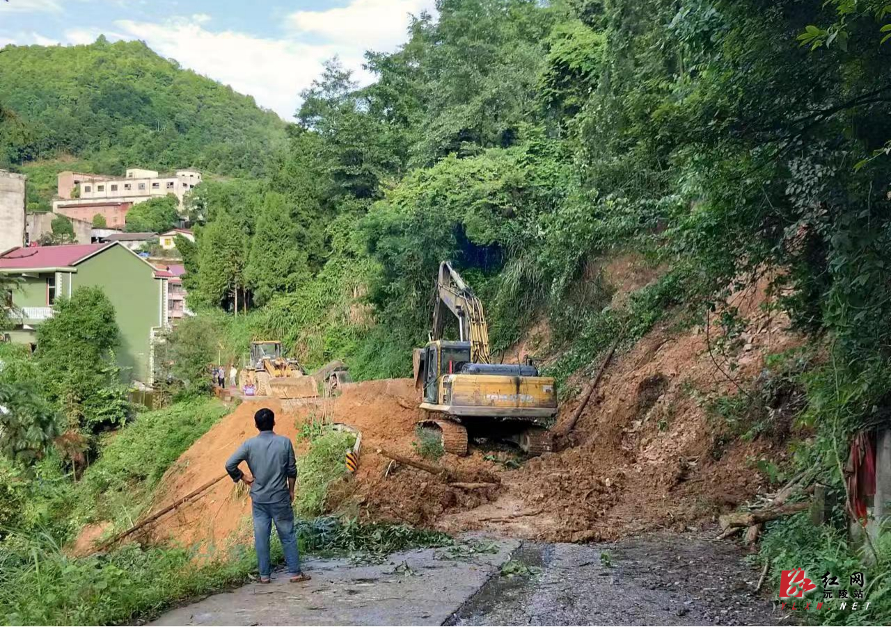 沅陵筲箕湾至用坪公路抢修恢复现场。(筲箕湾镇 晏卉提供).jpg 沅陵筲箕湾至用坪公路抢修恢复现场。(筲箕湾镇 晏卉提供).jpg