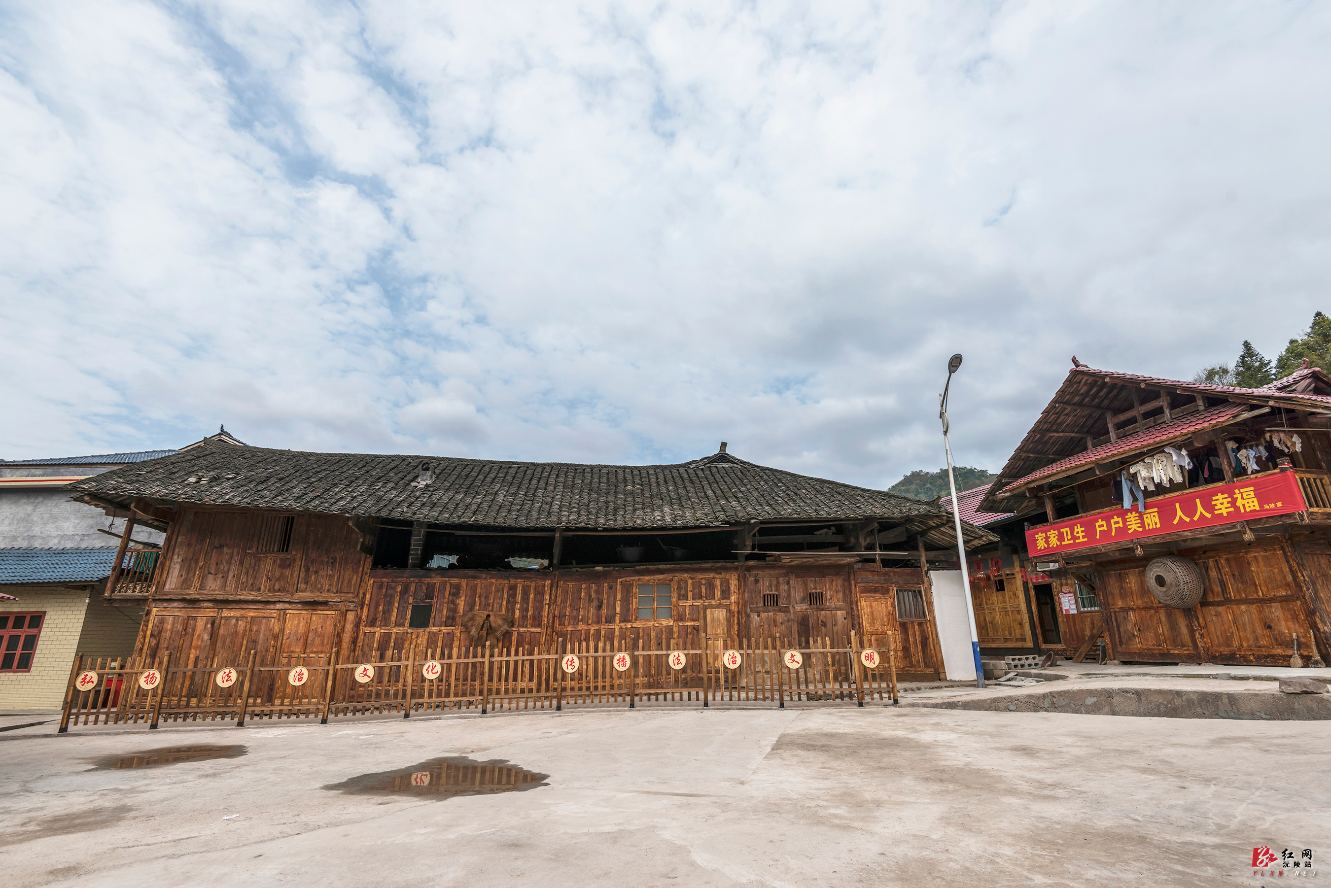 沅陵县马底驿乡牧马溪村法制屋场(黄庭波 摄影).jpg 沅陵县马底驿乡牧马溪村法制屋场(黄庭波 摄影).jpg