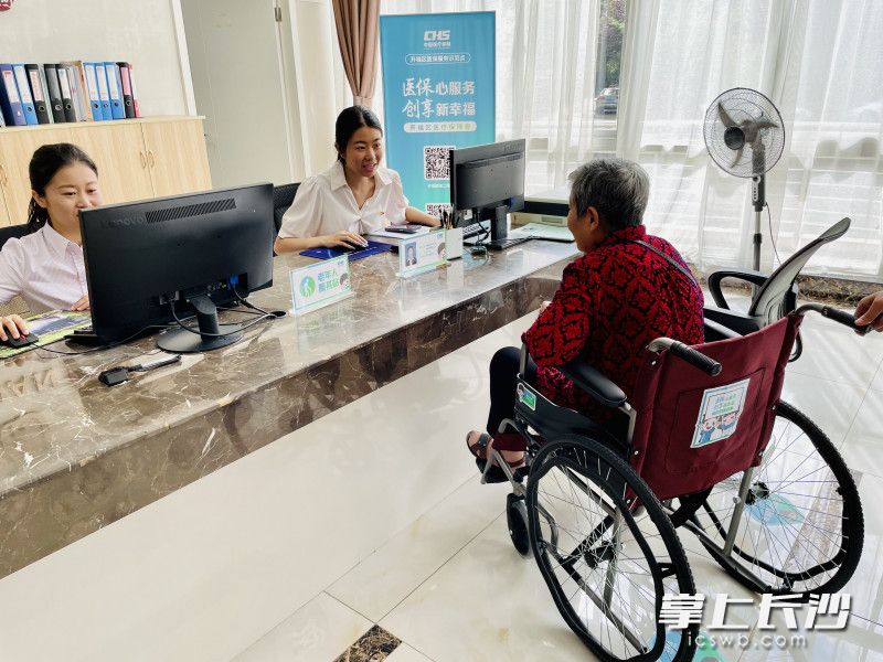 适老服务免费给老人提供轮椅陪护。