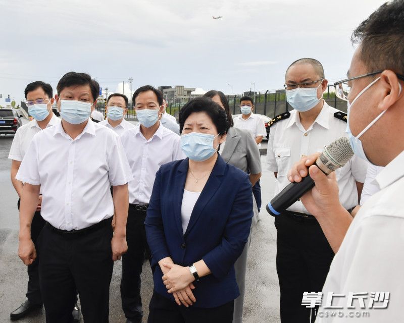 吴桂英在湖南自贸试验区长沙片区临空区块调研“区港联动”项目。