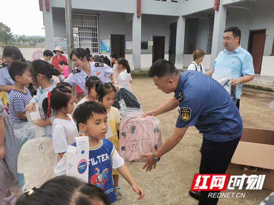 仪式最后，分公司代表向新民村小学生们分发了书包、水杯_副本.jpg