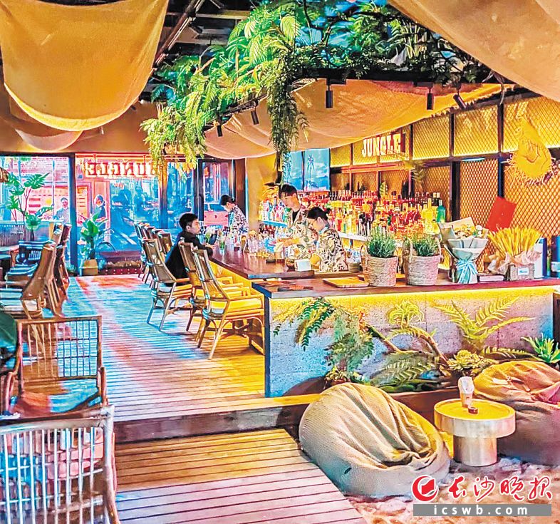　　新派小酒馆更加注重饮酒的社交氛围和聚会环境。长沙晚报全媒体记者 范宏欢 摄
