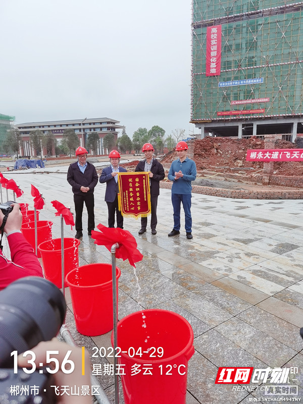 思科职教城建设供水项目，业主送来了“国企担当办实事 优质服务暖人心”锦旗_副本.jpg