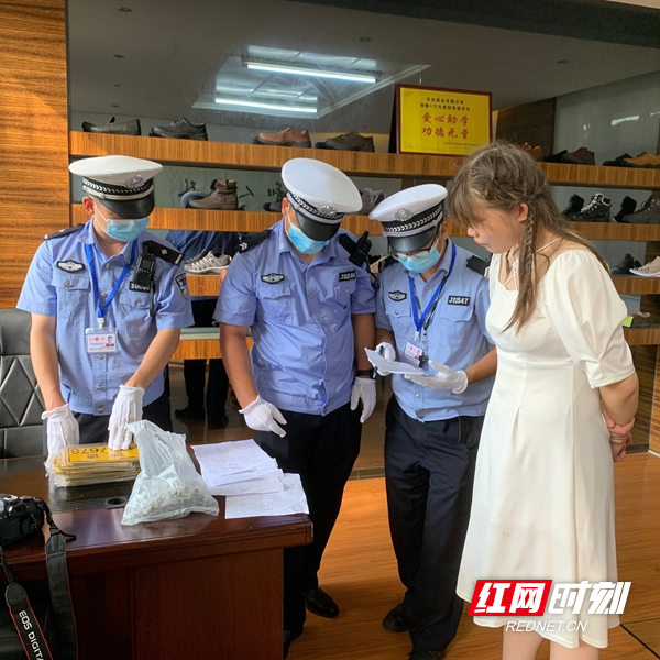 图四：常德公安交警支队柳叶湖大队民警进鞋厂开展电动车上牌服务.jpg