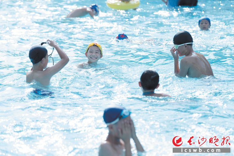　　在芙蓉苑泳趣游泳馆，小朋友们在水中嬉戏。　　长沙晚报全媒体记者 周数邑 罗亚坤 摄