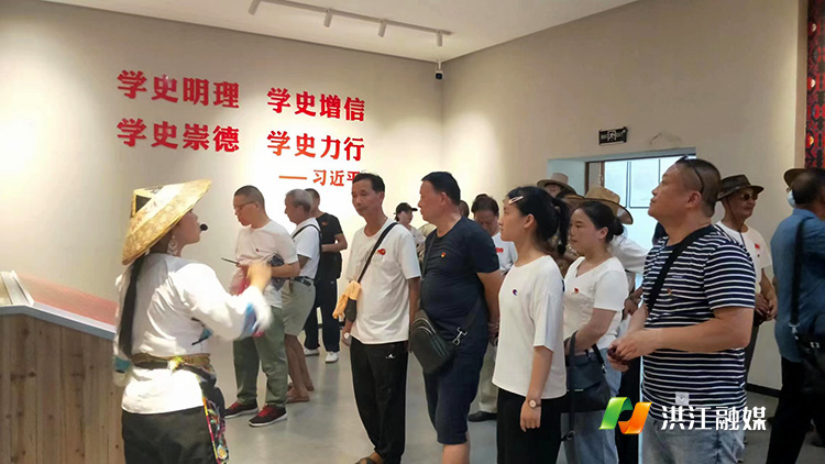 参观十八洞村展馆.jpg