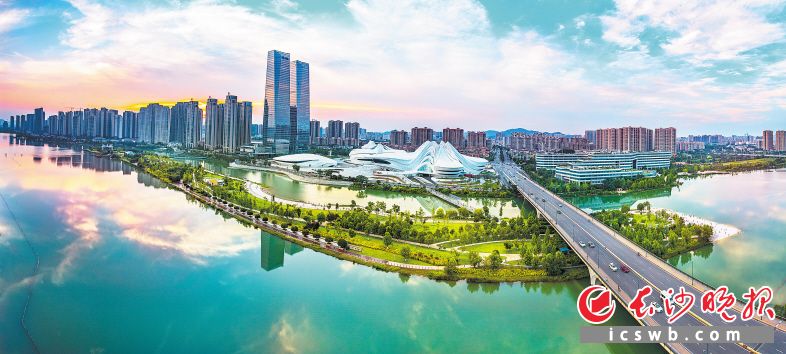 　　2021年度长沙市对外传播优秀图片——梅溪湖风光。