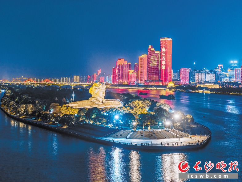 　　2021年度长沙市对外传播优秀图片——长沙橘子洲头。