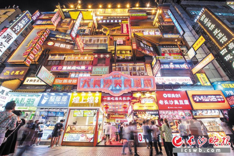 　　被赵立坚推荐后，大长沙美食城寨更“火”了，前来“打卡”的游客摩肩接踵，络绎不绝。长沙晚报全媒体记者 郭雨滴 摄