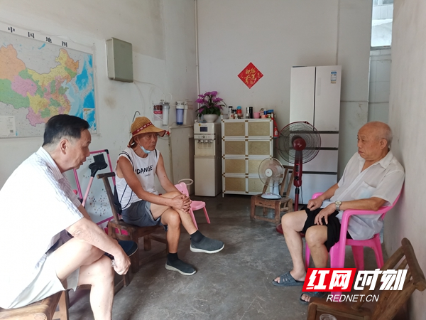7月11日，走访慰问老党员张惠林。.jpg