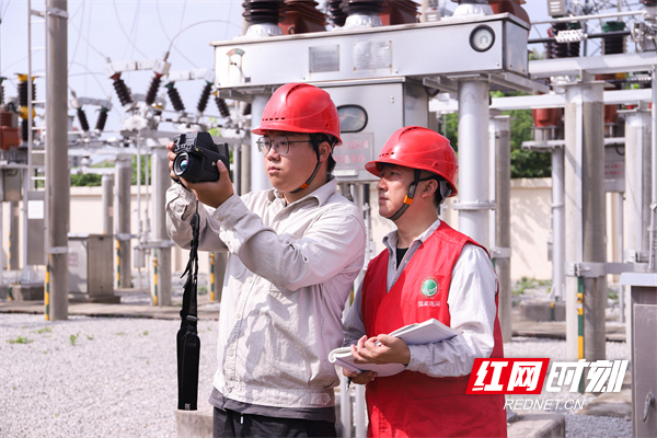 6月29日，澧县公司组织变电运维班班员对35千伏观音港变电站进行红外测温工作。（金子清）_副本.jpg