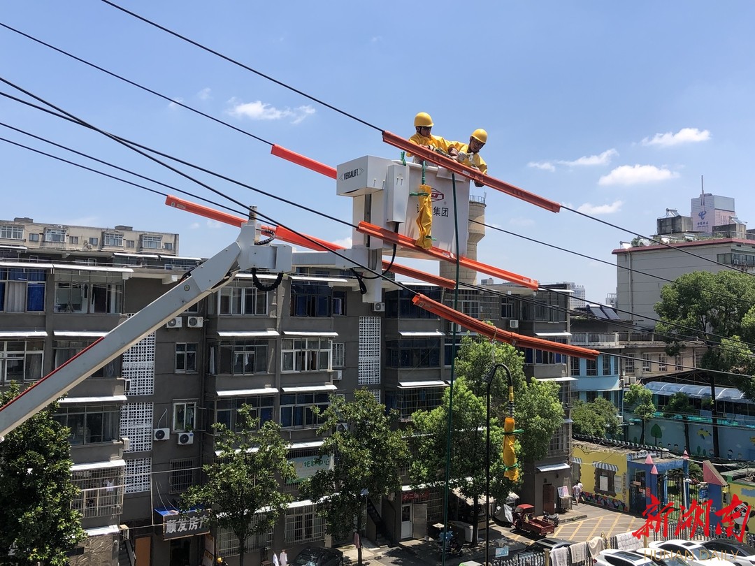 湖南日报|身披“铠甲” 战酷暑！长沙电力工人15米高空身穿14层绝缘服带电作业