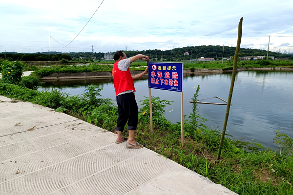 7.13朝龙村 安置警示牌.png