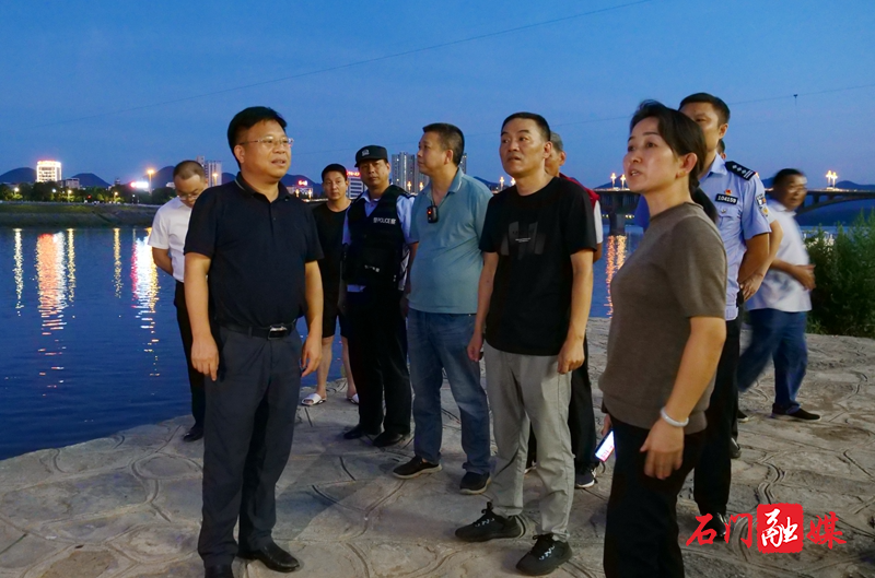 县领导带队开展整治违规垂钓专项行动1.jpg