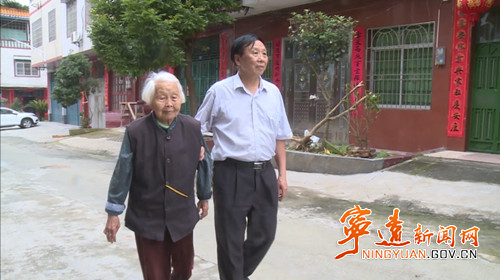 【宁远县第五届道德模范—孝老爱亲】石成华：长期精心照料四位缠病老人 用孝心树立孝亲敬老典范2_500.jpg
