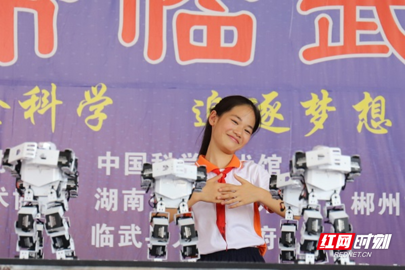 学生与机器人现场PK舞技。.jpg