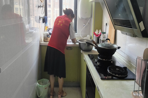 志愿者上门贴心服务2.png
